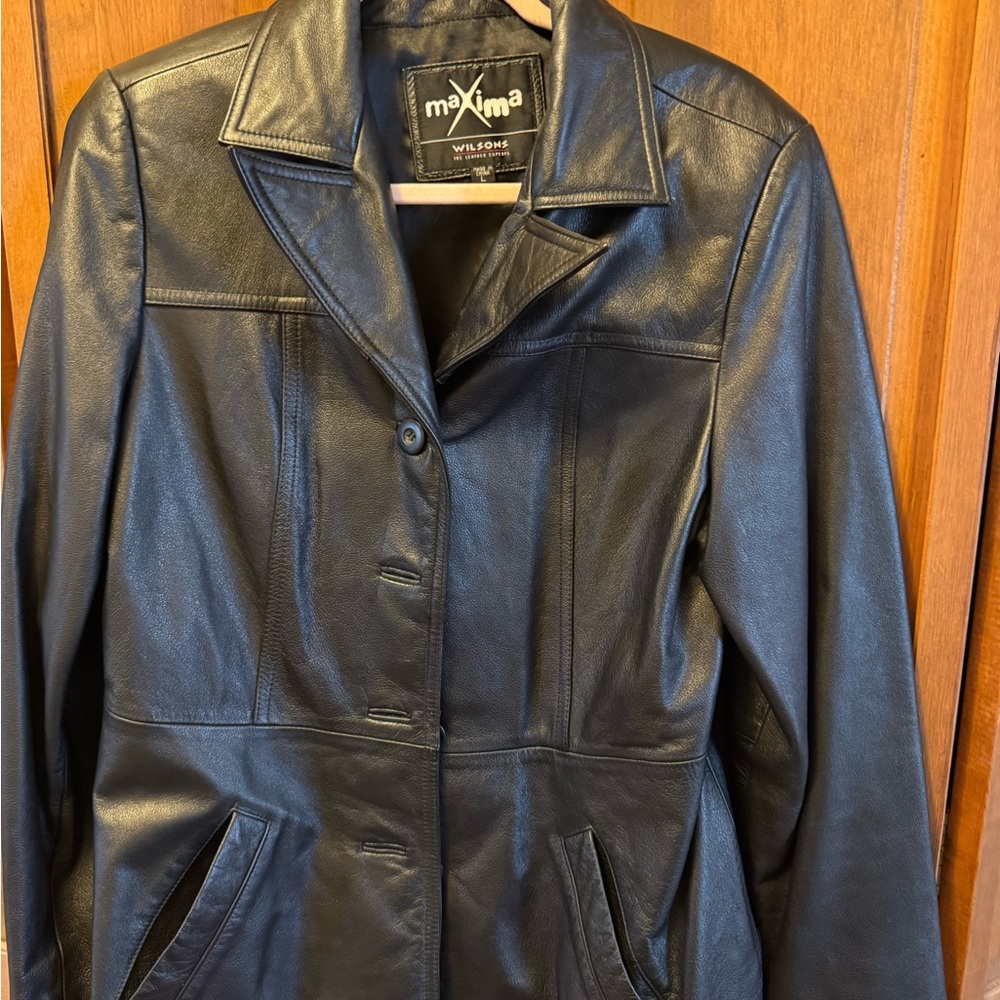 Maxima Women's Sleek Black Leather Jacket